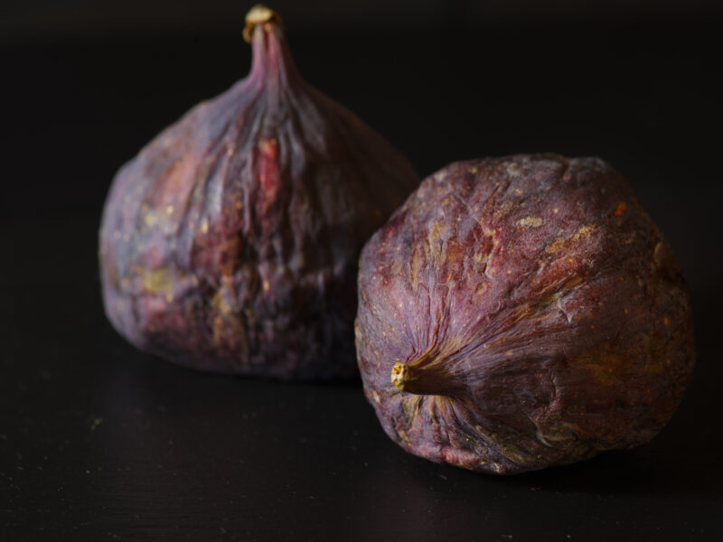 Ganze Feigen auf dunklem Untergrund, Dark & Moody Foodfotografie
